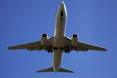 Mavi gökyüzünde bir uçak