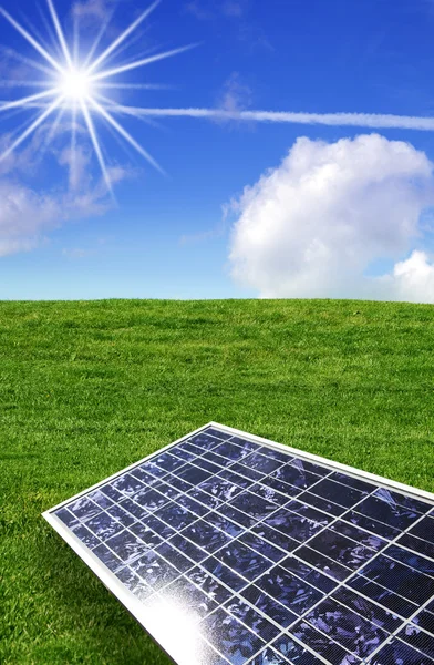 Painel de energia solar contra céu azul e grama — Fotografia de Stock