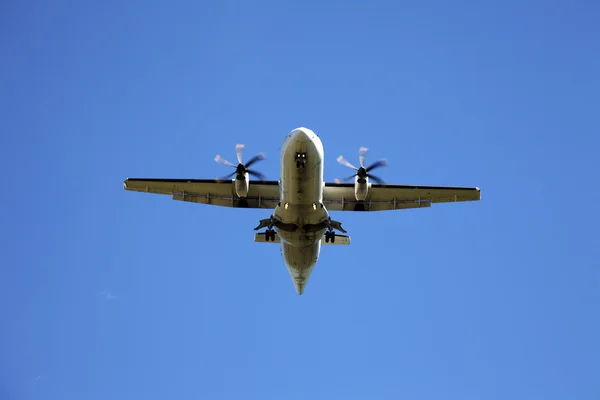 Vliegtuig in de blauwe lucht — Stockfoto