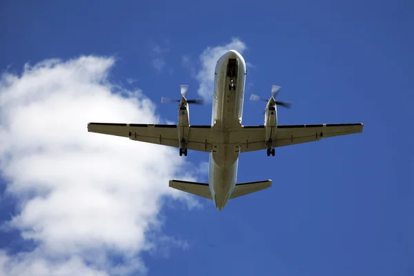 Avión en el cielo azul —  Fotos de Stock