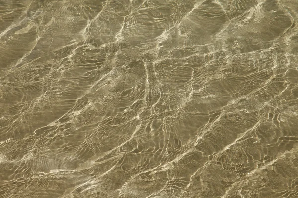 Фон солнца и тени на песчаном дне океана — стоковое фото