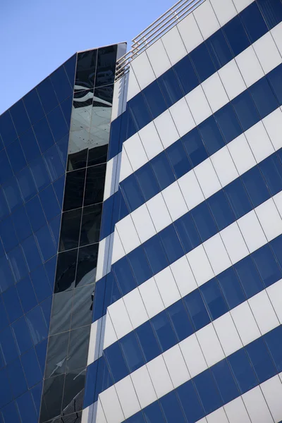 Perspectivă și vedere unghiulară inferioară a clădirii moderne de sticlă sk — Fotografie, imagine de stoc