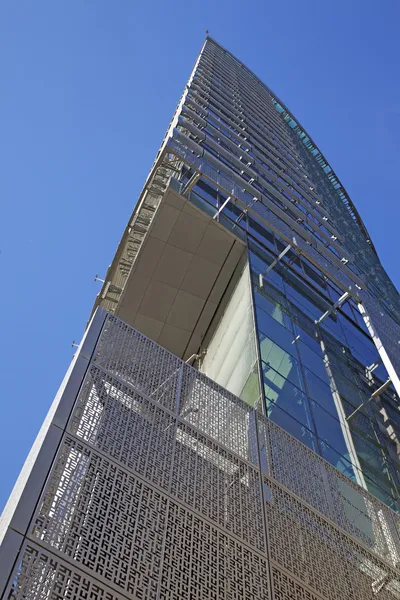 Perspectiva y vista del ángulo inferior del edificio de vidrio moderno sk — Foto de Stock