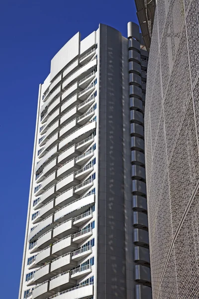 Perspective et vue d'angle du dessous du bâtiment en verre moderne sk — Photo