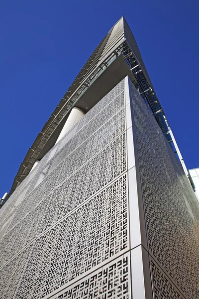 Perspectiva y vista del ángulo inferior del edificio de vidrio moderno sk — Foto de Stock