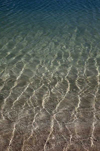 Фон солнца и тени на песчаном дне океана — стоковое фото