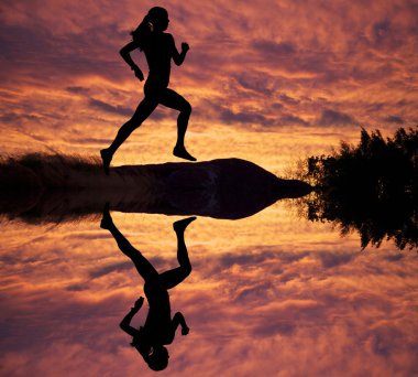 gün batımına karşı kadın atlet siluet