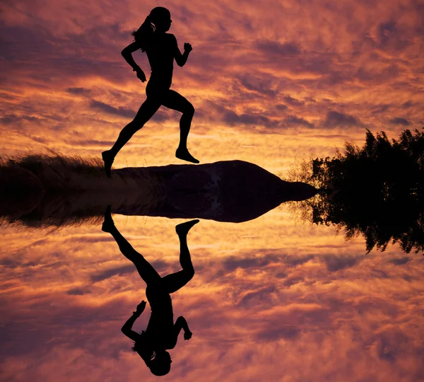 gün batımına karşı kadın atlet siluet