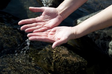 su ile oynayan kadın eller