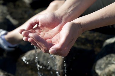 su ile oynayan kadın eller