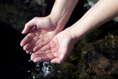 su ile oynayan kadın eller