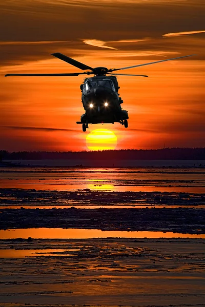 Gün batımında helikopter — Stok fotoğraf