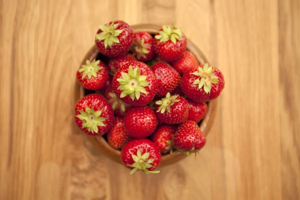 Frische Erdbeeren in Holzschale — Stockfoto