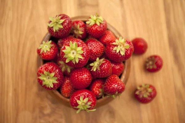 Fresh strawberries in wood bowl — Stock Photo, Image