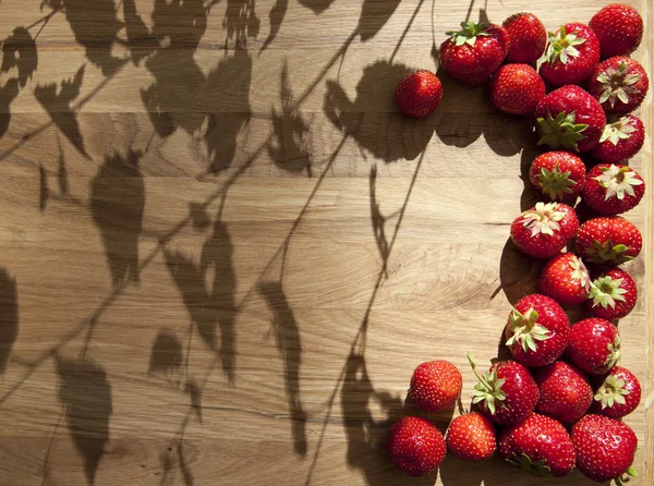 Căpșuni proaspete pe masă de lemn — Fotografie, imagine de stoc