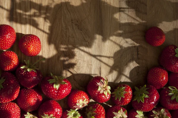 Νωπές φράουλες σε ξύλινο τραπέζι — Φωτογραφία Αρχείου