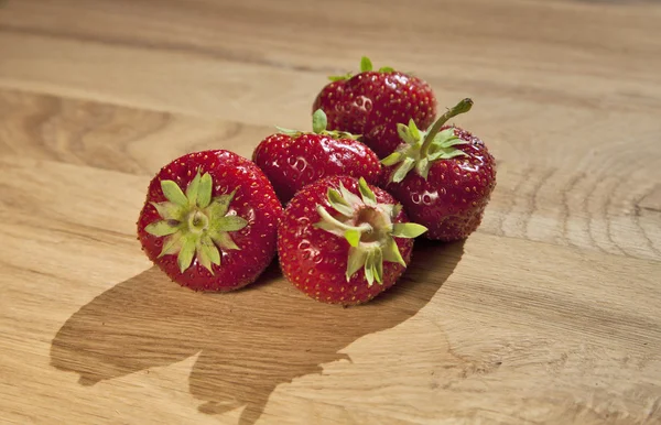 Fresas frescas en mesa de madera — Foto de Stock