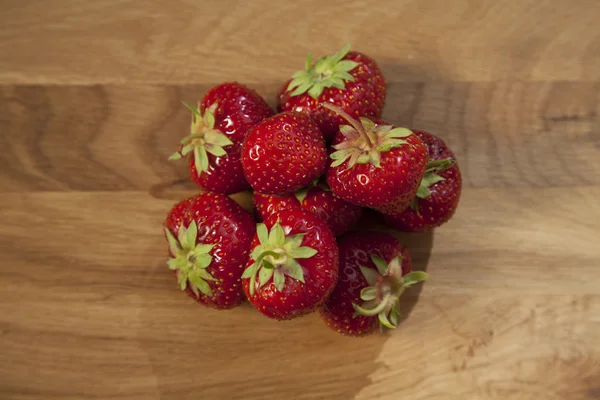 Fresas frescas en mesa de madera — Foto de Stock