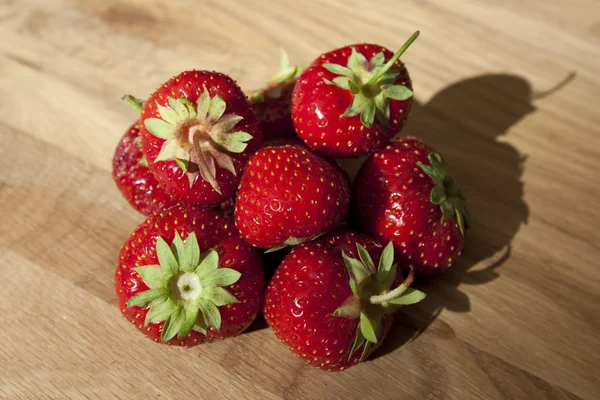 Fresh strawberries on wooden table — Stock Photo, Image