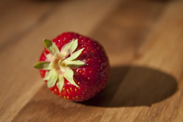 Frische Erdbeere auf Holztisch — Stockfoto