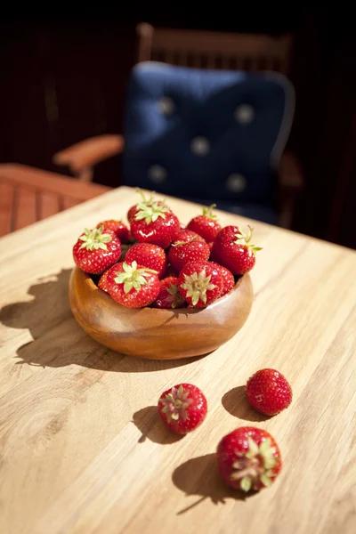 Fresas frescas en cuenco de madera Imagen de stock