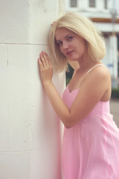 Młoda kobieta w letniej sukience — Zdjęcie stockowe