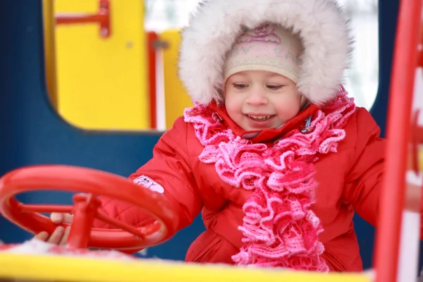 Зимой ребенок играет на снегу — стоковое фото