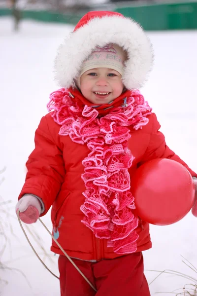 Зимой ребенок играет на снегу — стоковое фото