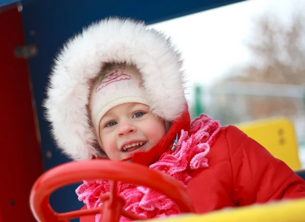 Schönes Baby, das im Winter auf Schnee spielt — Stockfoto