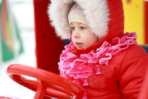 Mooie baby spelen op sneeuw in de winter — Stockfoto