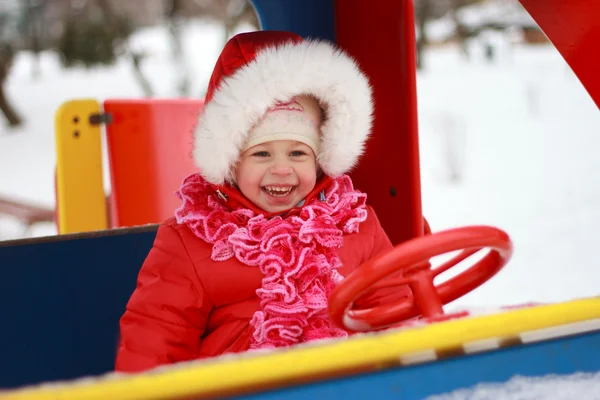 Vacker baby spelar på snö i vinter — Stockfoto