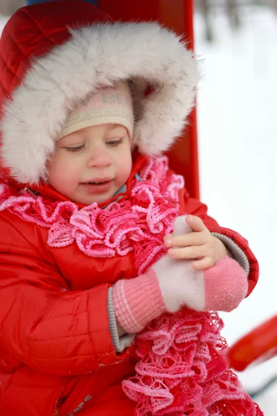 Mooie baby spelen op sneeuw in de winter — Stockfoto