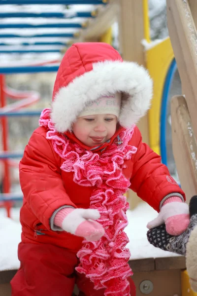 Schönes Baby, das im Winter auf Schnee spielt — Stockfoto