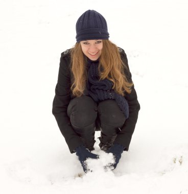 kar ile mutlu bir genç kız