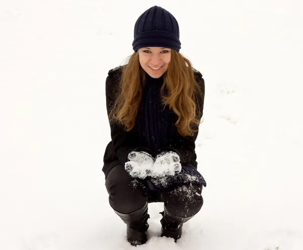Menina adolescente feliz com neve — Fotografia de Stock