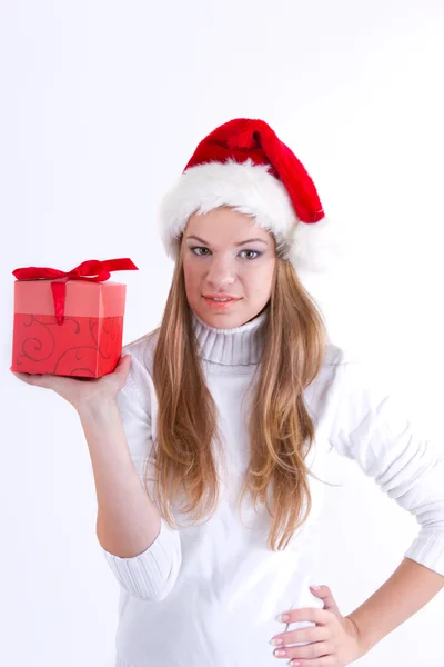 Glückliches junges Mädchen mit Geschenkbox — Stockfoto