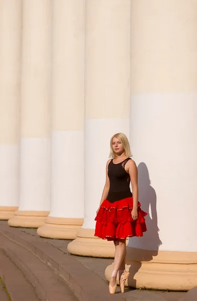 Pointe kırmızı ve siyah takım elbiseli, balerin — Stok fotoğraf