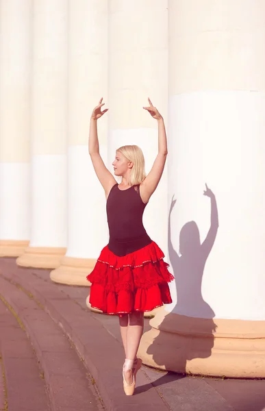 Балерина с поднятыми руками в пуантах — стоковое фото