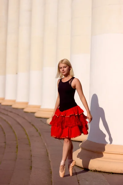 Bailarina em dedos dos pés pontiagudos em terno vermelho e preto — Fotografia de Stock