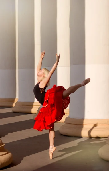 Балерина на цыпочках на одной ноге в пуантах — стоковое фото