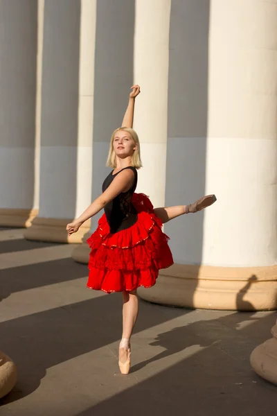 Балерина на цыпочках на одной ноге с поднятыми руками — стоковое фото