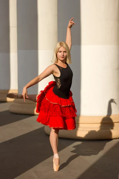 Bailarina na ponta dos pés com um braço levantado — Fotografia de Stock