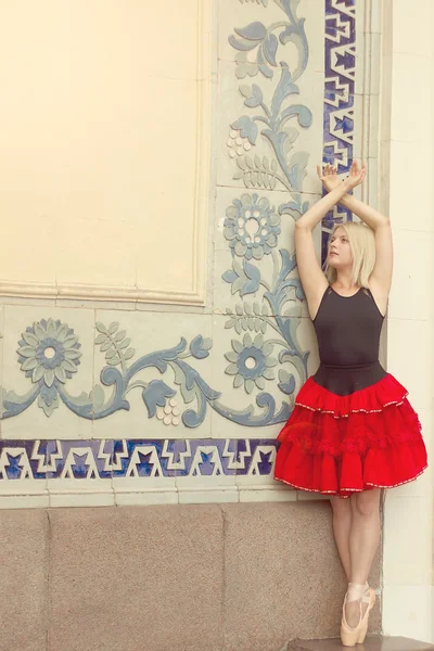 Bailarina na ponta dos pés com os braços levantados em pointe — Fotografia de Stock