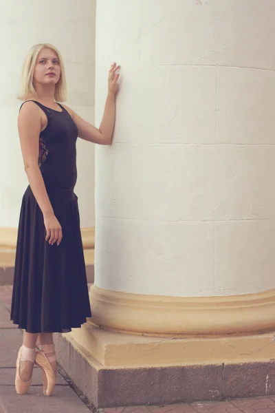 Артистка балета в черном платье и пуантах — стоковое фото