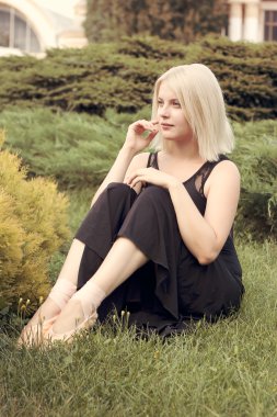 Balerin pointe oturma ve ileri görünüyor