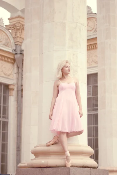 Belle ballerine dans une robe rose — Photo