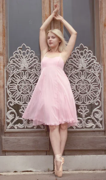 Ballerine dans une robe rose posant les mains en l'air — Photo