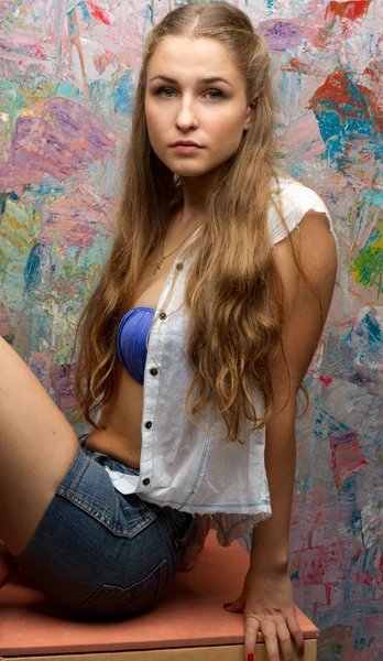 Retrato de uma menina com cabelos longos sentados — Fotografia de Stock