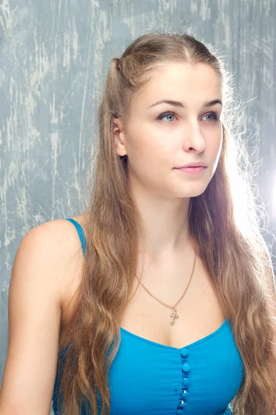 Retrato de menina loira em uma roupa azul — Fotografia de Stock