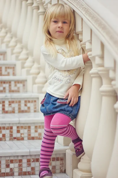 Girl 3 years old tights is a beautiful staircase — Stock Photo, Image